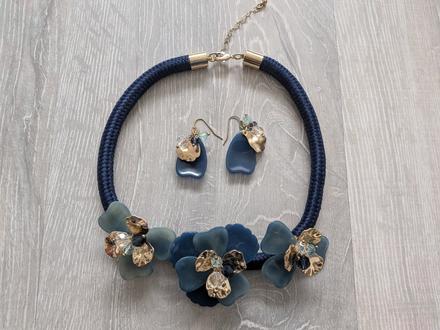 Náhrdelník s náušnicami, 