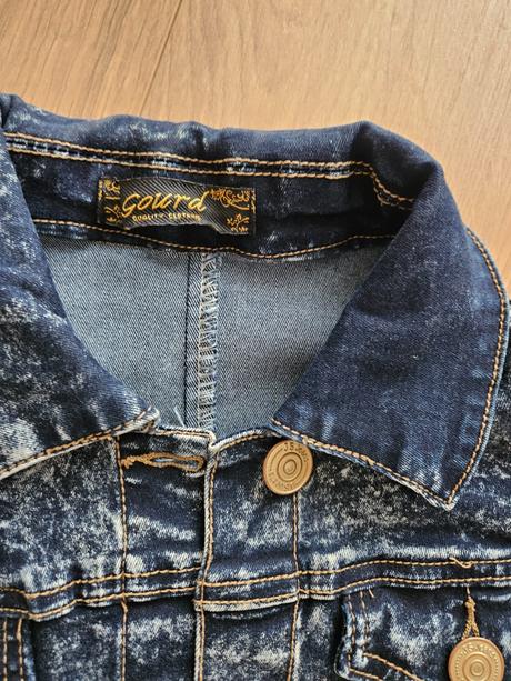 Džínsová bunda so zlatými cvokmi, s