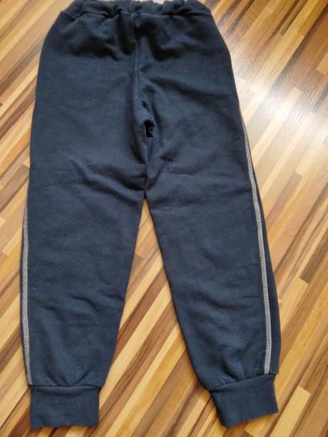 Tepláky s mimoňmi, 98