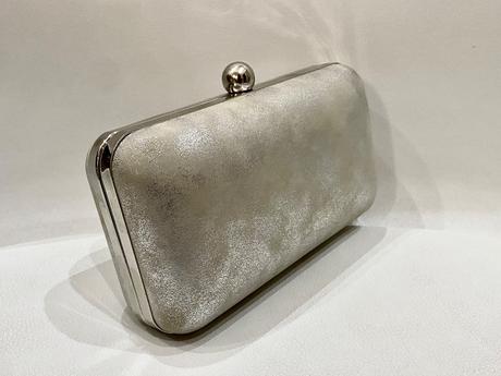 Dámska lesklá strieborná kabelka, 