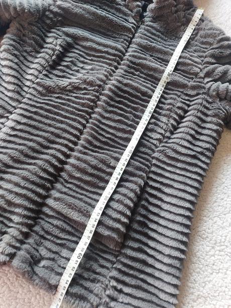 Jemný ľahký kozusok budnicka s kapucou, m