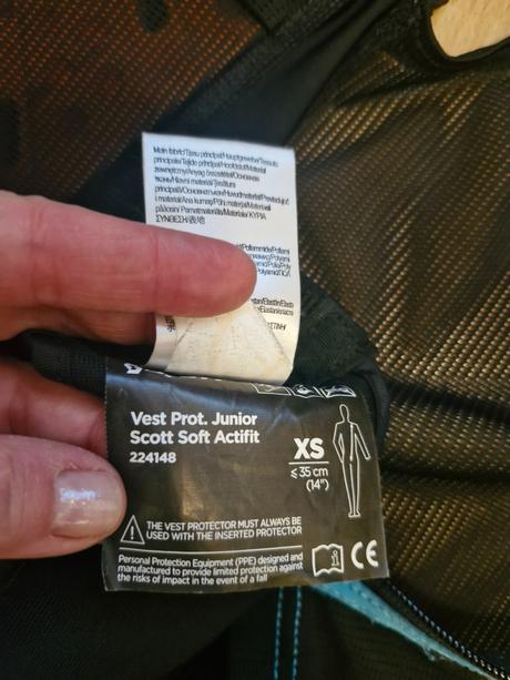 Chranic na lyze / snowboard- tzv. korytnacka scott, 