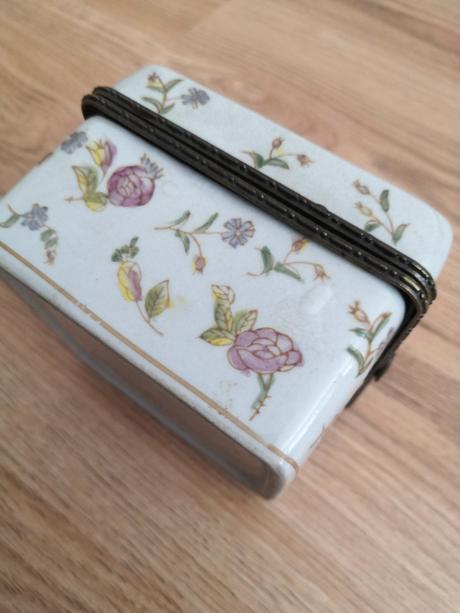 Porcelánová šperkovnica, 