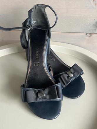 Tmavomodré kožené sandále marco tozzi s mašľou, 38