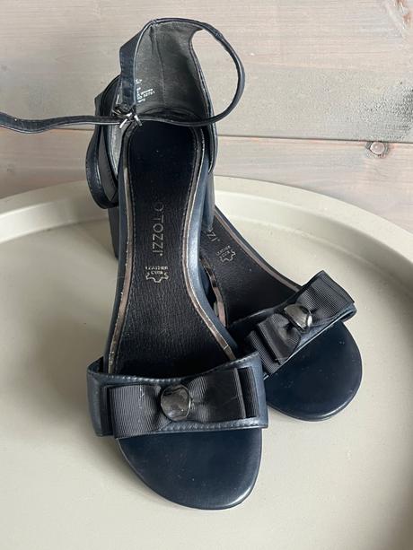 Tmavomodré kožené sandále marco tozzi s mašľou, 38