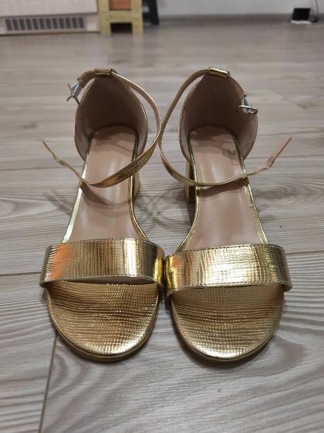 Zlaté sandálky, 39