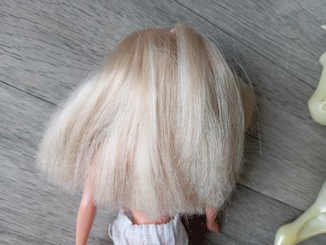 Bábika, dieťa a dva kone, 