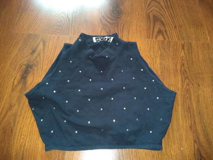 Crop top s kamienkami, s
