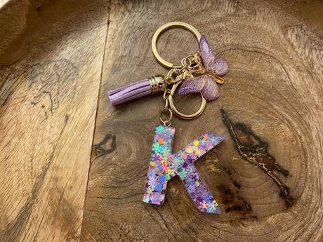 Ručne vyrobené živicové kľúčenky, 
