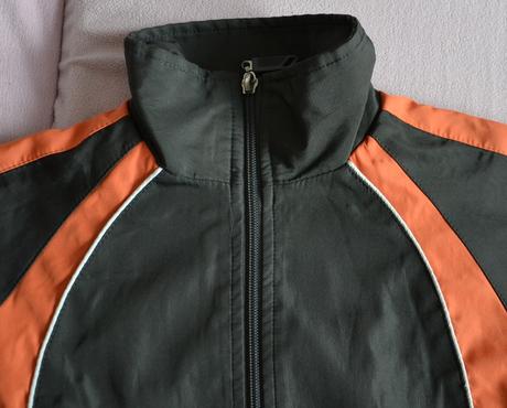 Oranzovo-siva vetrovka, 140