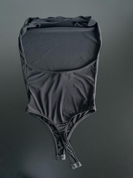 Halterneck body s padavým nariaseným výstrihom, bershka,xs