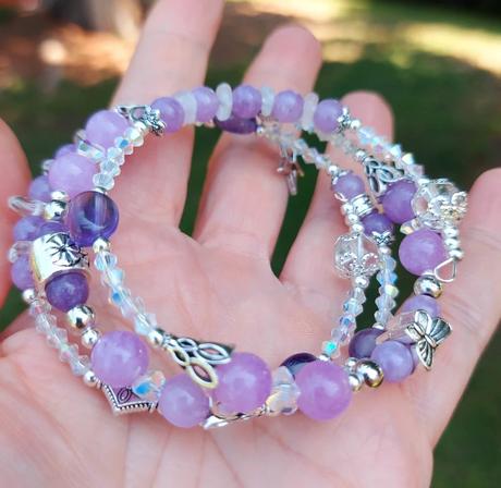 Náramok fialové nebo z ametystu,