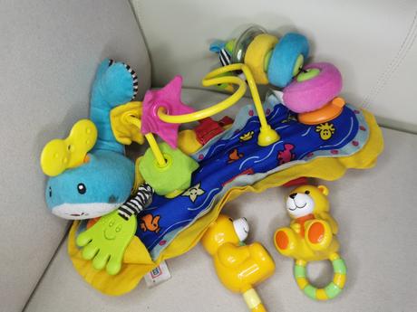 Sada hračiek rôznych značiek, 