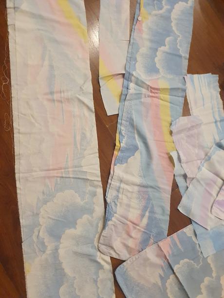 Zbytky látky z nebíčkových paplónov,