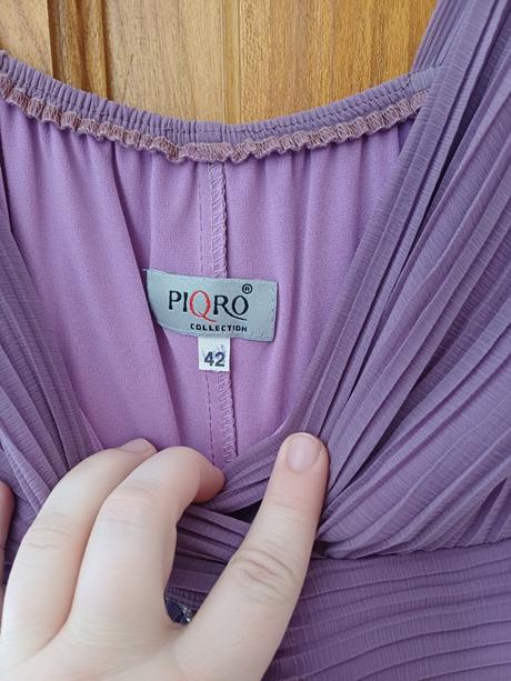 Fialové šaty, 42
