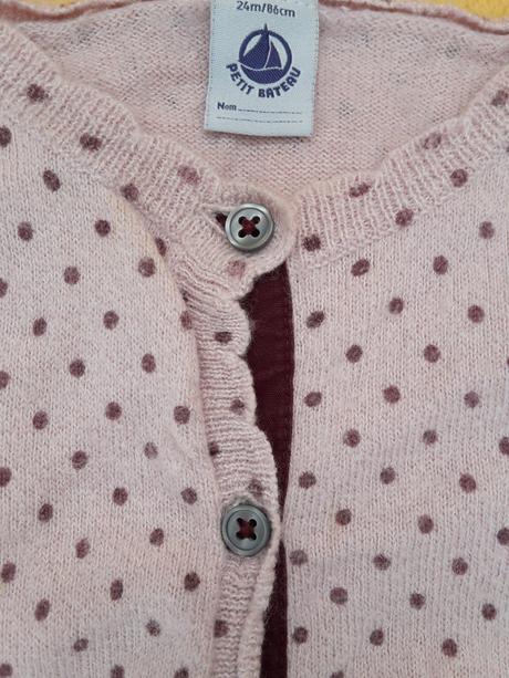 Svetrík s bordovými bodkami, 86
