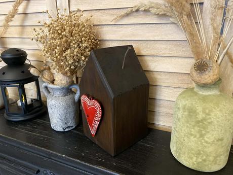 Drevený dekoračný domček a drevené okienko, 