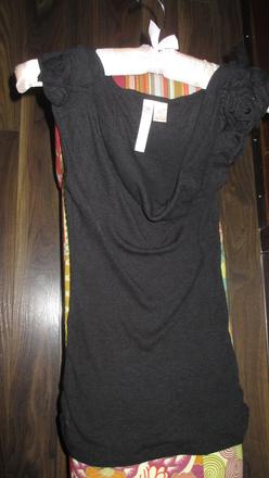 Dlhý čierny top s padavým vystrihom a ozdobamy, s