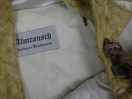 Luxusné krojové šaty, 42