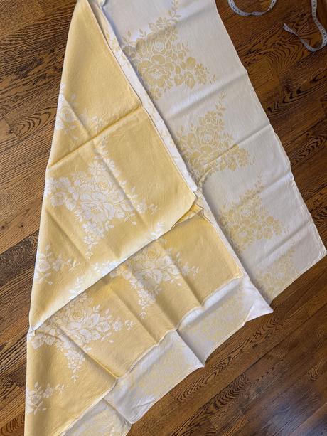 Retro obrus zo 4 obruskami,