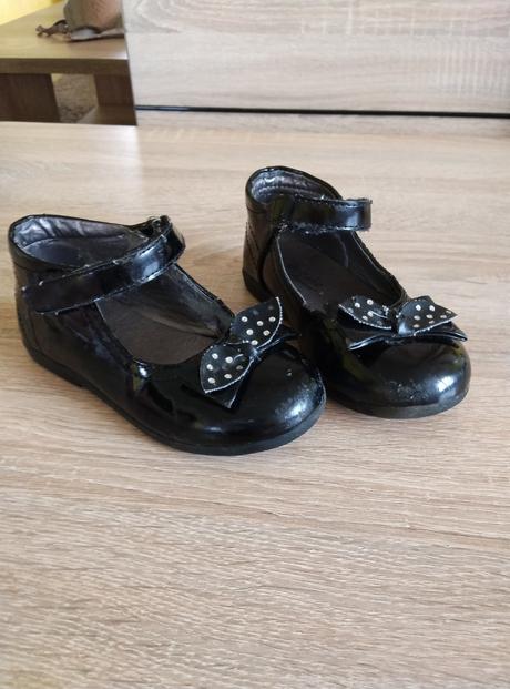 Čierne lakované topánky, 24