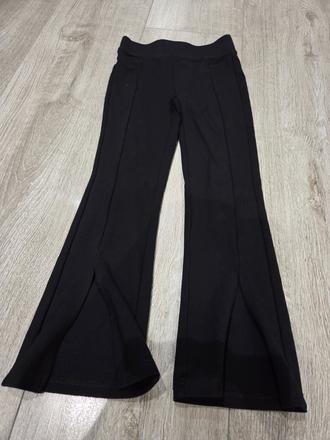 Rozšírené nohavice, 134