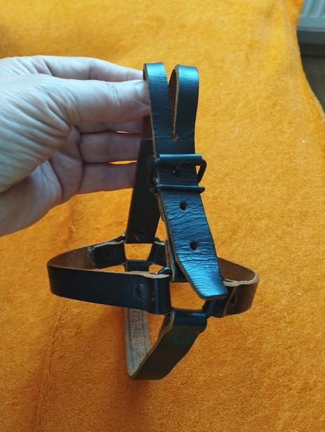 Kožený remienok na poľnú fľašu,