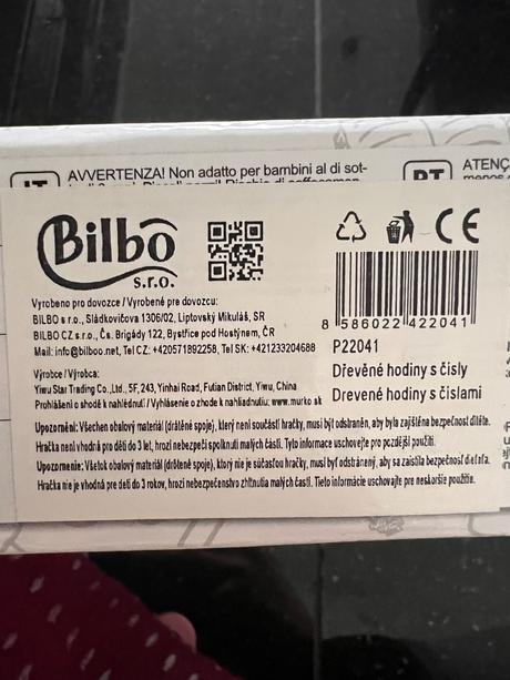 Drevené hodinky s číslami, 