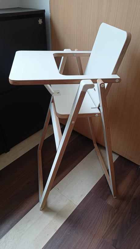 Ultra tenká drevena jedalenska stolička, 