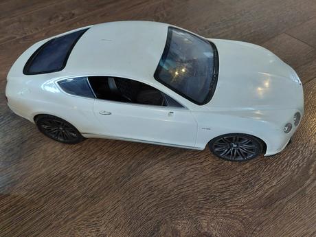 Bentley auto s volantom na ovladanie., 