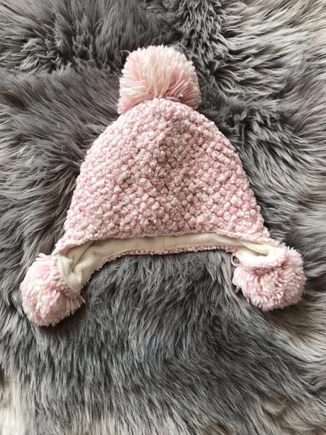 Bledoružová dievčenská čiapka,