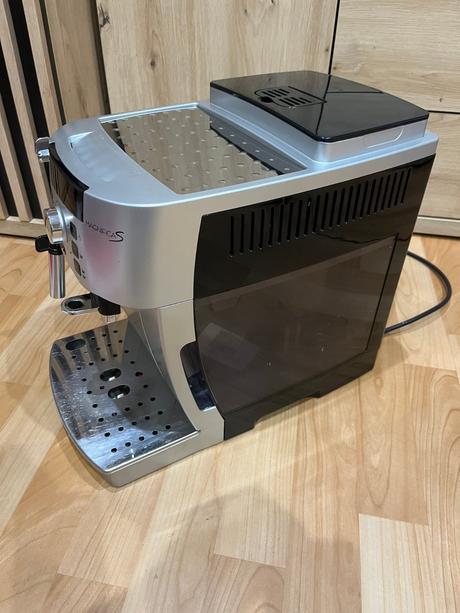Predám automatický kávovar delonghi magnifica s, 