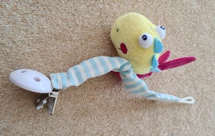 Klip na držanie dudlíka s ohybnou retiazkou, 