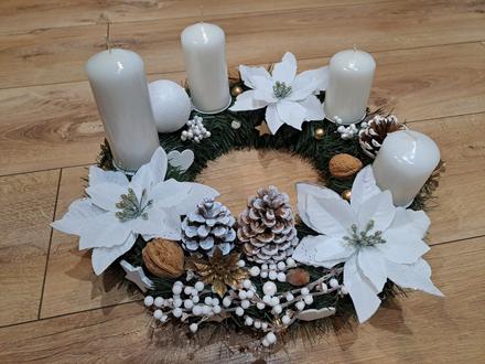 Adventný venček prírodno biely,