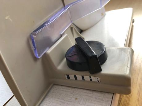 Mechanicky krajac na sunku, syr a chlieb, 