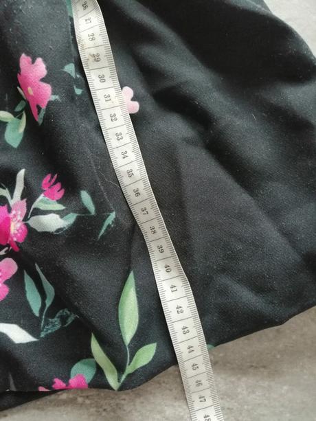 Čierna sukňa s kvetmi a elast. pásom z bavlny v134, 134