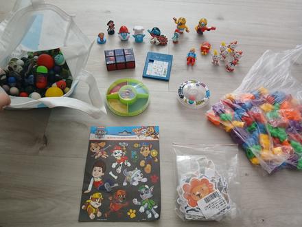 Postavicky, nalepky, guličky, drobné hry,
