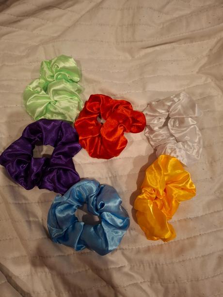 Saténové svietiace a huňate gumičky, 