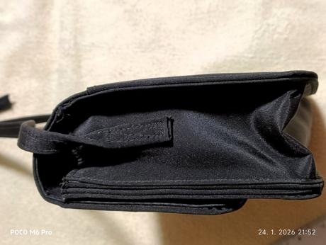 Menšia dámska priestranná kabelka, 