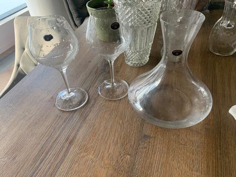 Karafa a dva pohare na vino, 