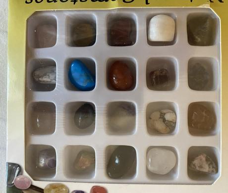 Minerálne kamene v krabičke 24ks + dečka,