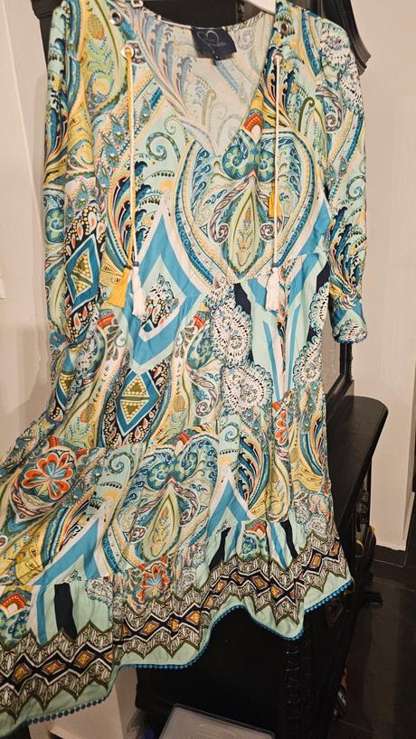 Kvalitné volánové šaty s ornamentalnou látkou, 38