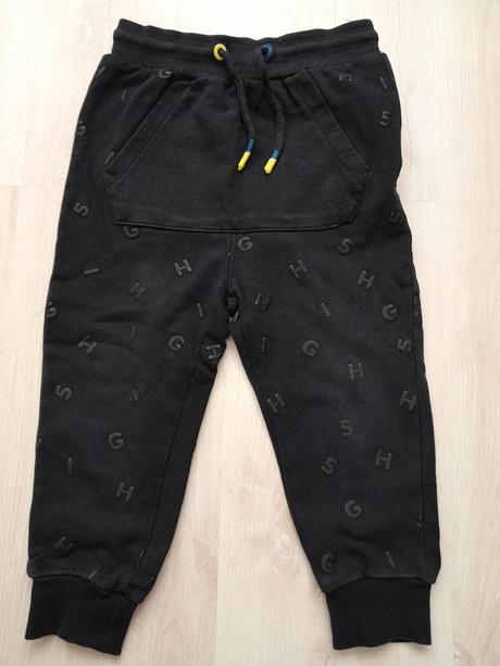 Tepláky s písmenami, reserved,104