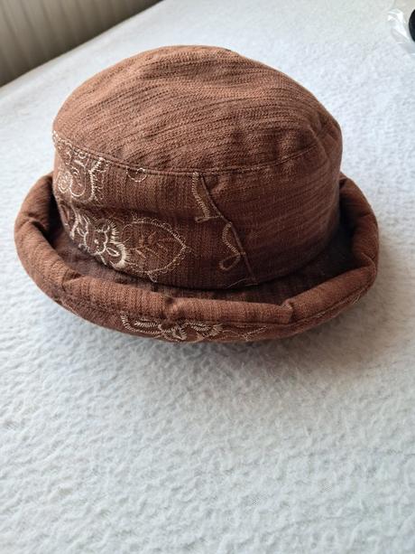 Dámsky podšitý klobúčik, 56