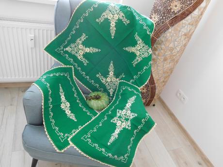 Smaragdovo zelený set obrusov ručne vyšívaný, 