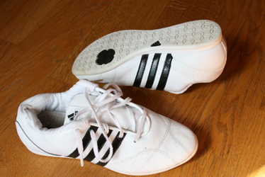 Značkové tenisky s bielou  podrážkadidas, č. 35, adidas,35