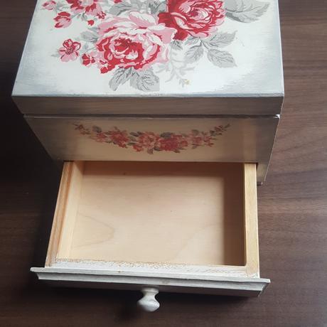 Drevená šperkovnica so zrkadielkom, 