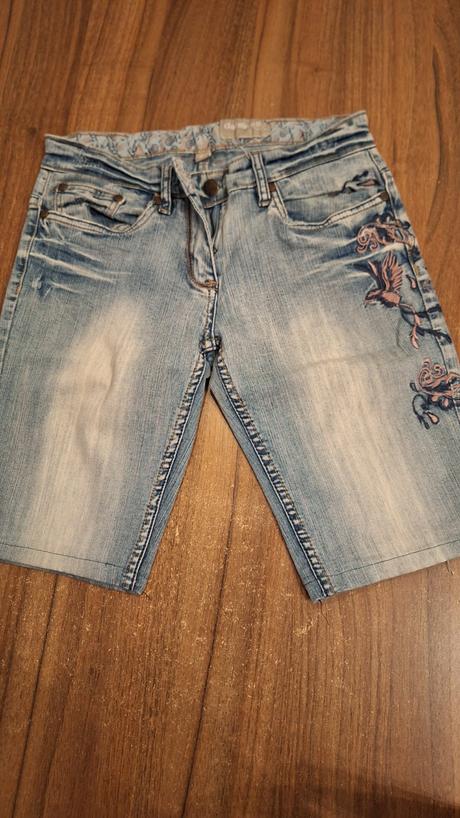 Kvetovane šortky, s