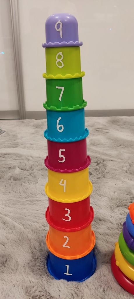 Kelímky s číslami a pyramídy s krúžkami, 