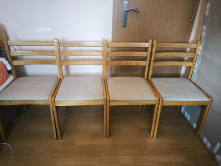 4ks jedálenské zachovalé drevené čalúnené stoličky,